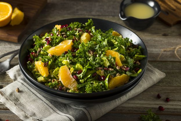 Ensalada de col rizada con vinagreta de naranja afrutada