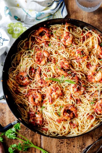 Pasta de camarones, tomates secos y albahaca