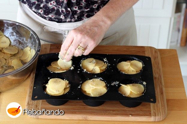 Añade las rodajas de patata