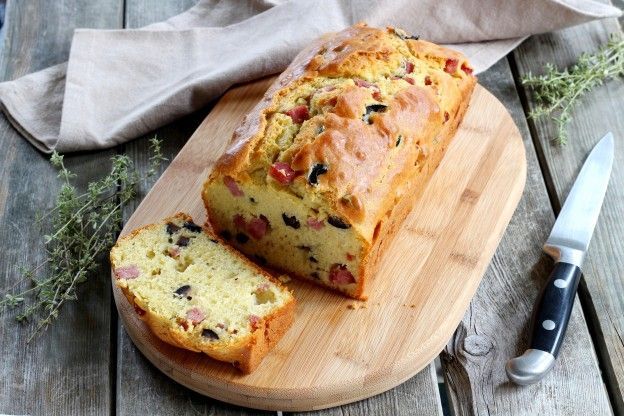 Cake salado con jamón y aceitunas