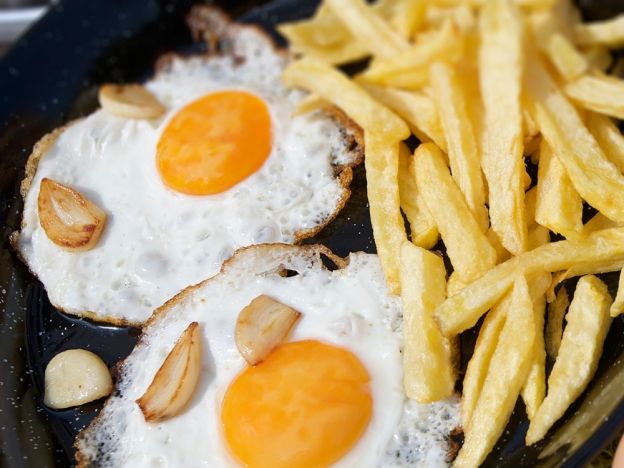 Patatas fritas con huevos