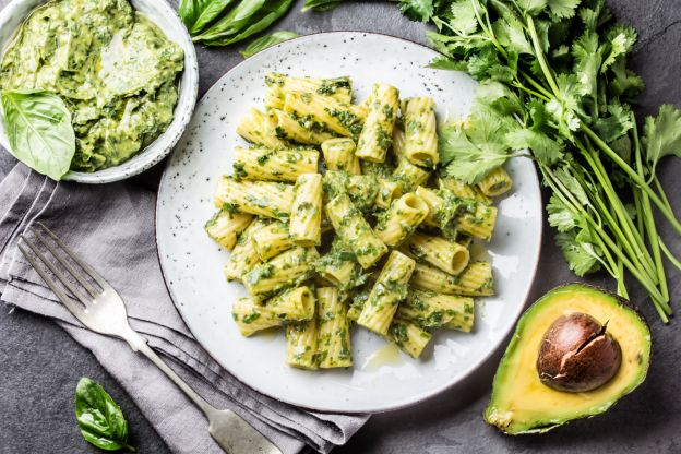 Pasta con salsa de aguacate