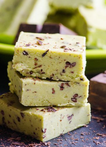 fudge de aguacate con pepitas de chocolate