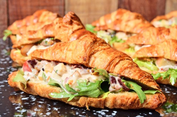 Sándwiches Croissant de Ensalada de Pollo