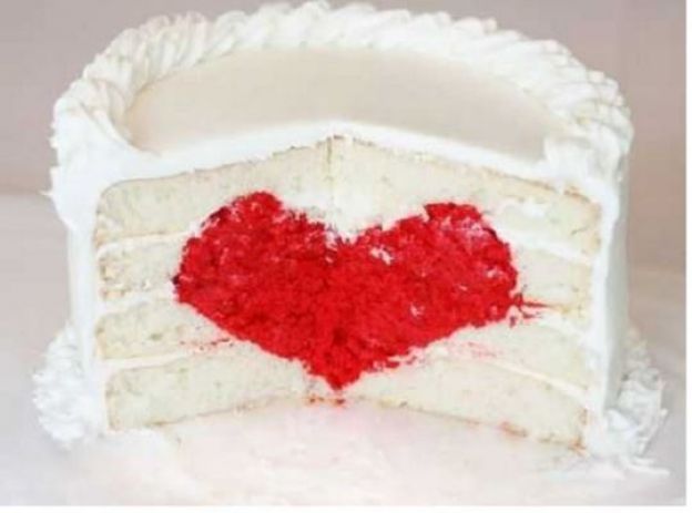 Pastel de corazón rojo