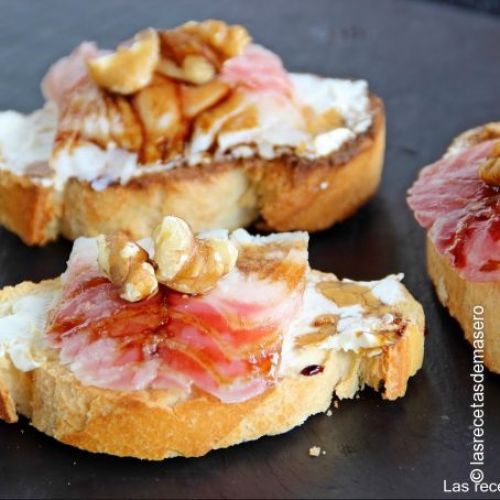 Canapés de anguila ahumada