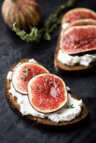 Crostinis de higo, queso feta y menta