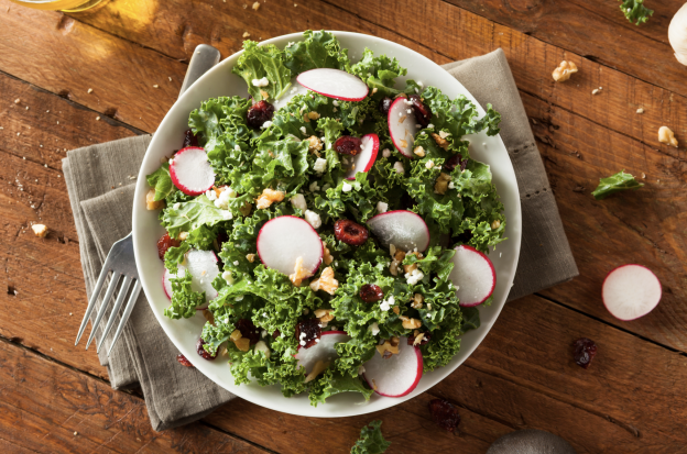 Ensalada de col rizada con aliño de tahini verde