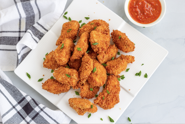 Pollo frito de coco con salsa de miel picante