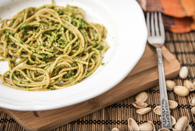 Espaguetis con pesto