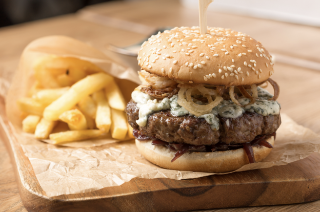 Hamburguesa de cordero australiano con hummus y tzatziki