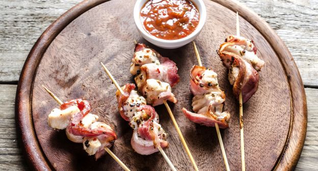 Mini brochetas de pollo y bacon