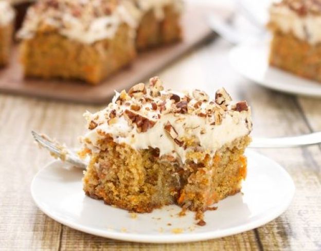 Carrot cake Poke Cake