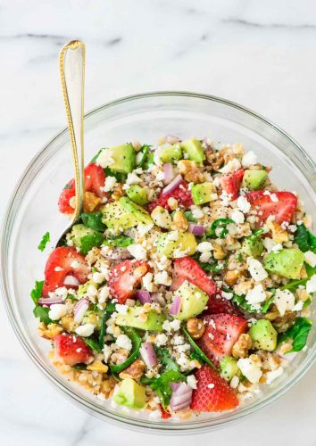 Ensalada de farro con fresas, aguacate y queso feta