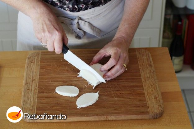 2. Cortamos la mozzarella