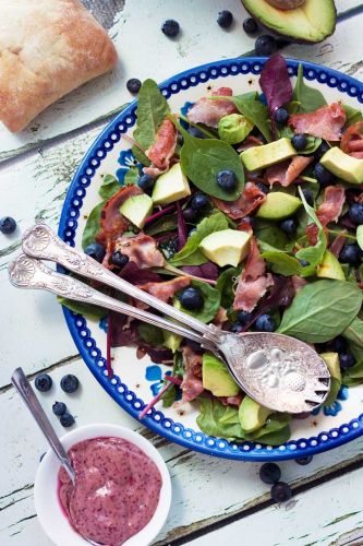 Ensalada de tocino, aguacate y moras