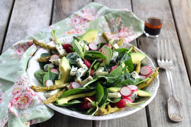 Ensalada de queso azul y espárragos