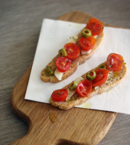 Tostadas de queso con tomate y aceitunas