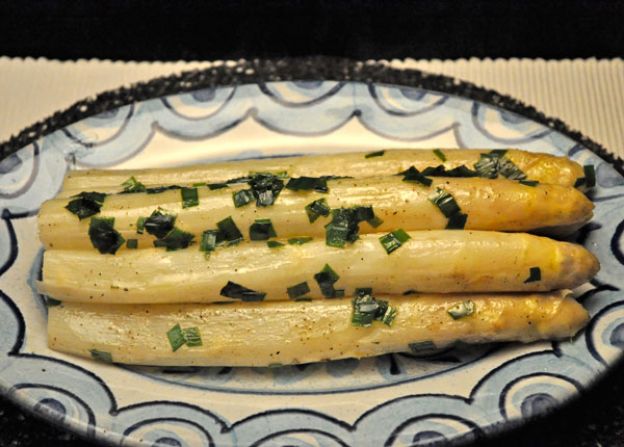 Espárragos blancos con mantequilla y cebolleta