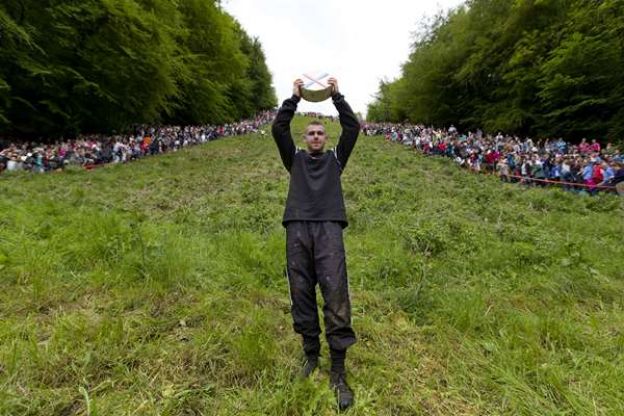 Carrera de queso rodante en Brockworth, Inglaterra