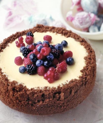 Cheesecake con frutos rojos y base de galletas de jengibre