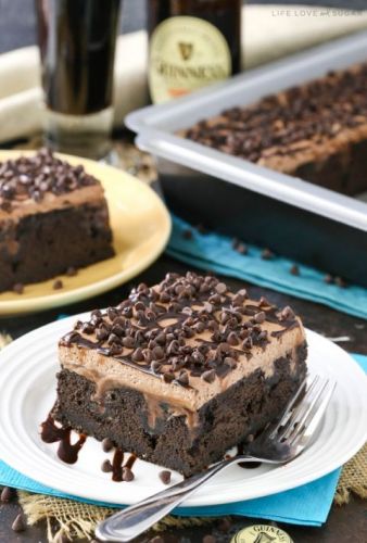 Poke Cake de chocolate y cerveza negra