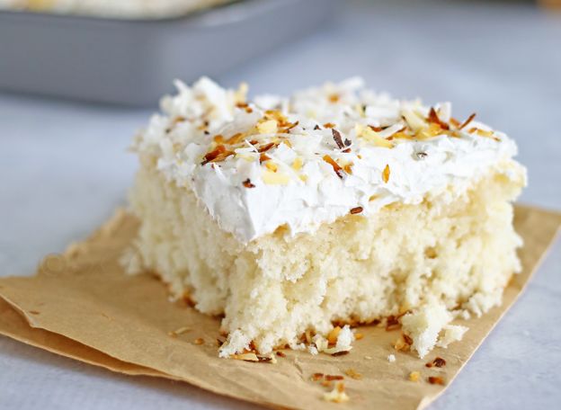 Poke cake de crema de coco