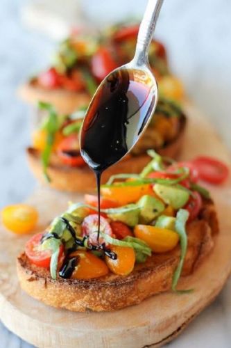 Crostini de tomates y aguacate con reducción balsámica