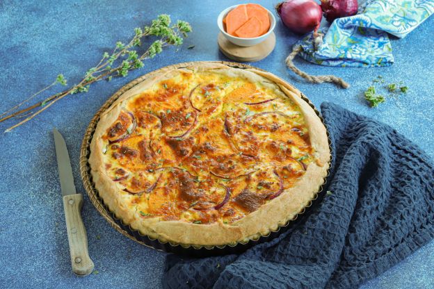 Quiche con boniato, feta y cebolla caramelizada