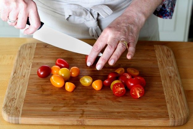 Corta los tomates