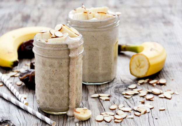 Smoothie de bananas rostizadas y almendras