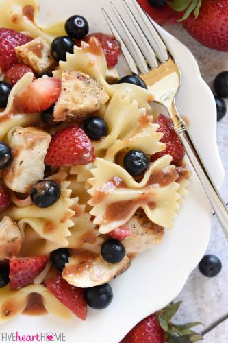 Ensalada de pasta con fresas, pollo y vinagre balsámico de fresa