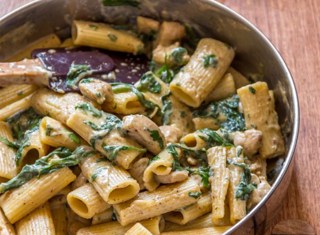 Rigatoni con crema de espinaca y alcachofa