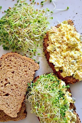 Sándwich de ensalada de huevo con atún y pepinillos dulces