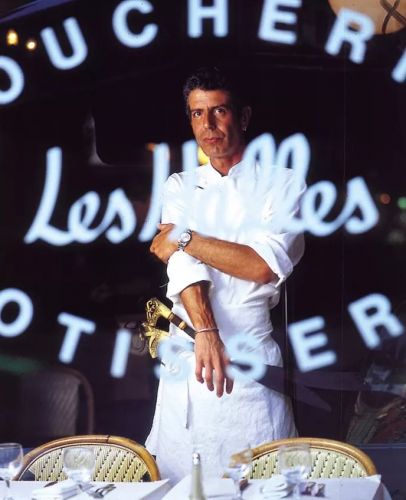 2000: Bourdain publica su primer libro, Kitchen Confidential: Adventures in the Culinary Underbelly