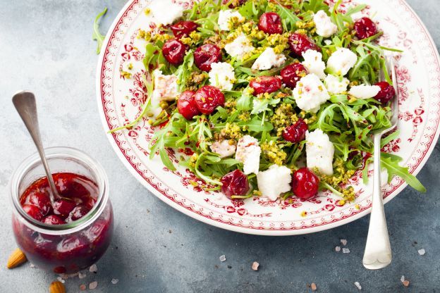 Ensalada de cereza y queso de cabra