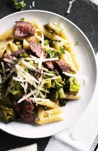 Pasta con carne, queso azul y brócoli