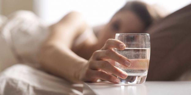 Tomar un vaso De agua al despertarte y antes de acostarte