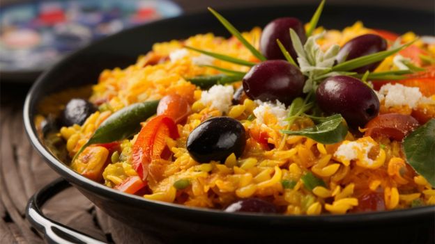 Arroz con verduras y aceitunas