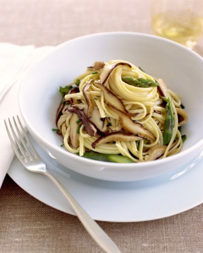 Spaghetti con setas y espárragos