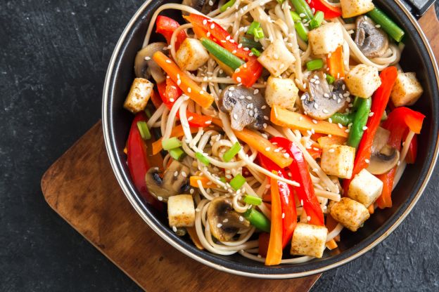 Espaguetis con champiñones, verduras y tofu crujiente