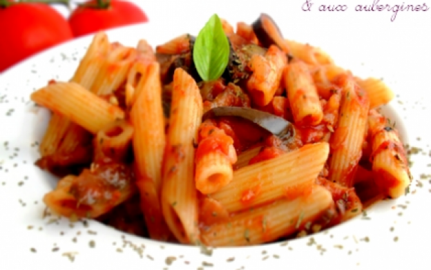 Penne con salsa de tomate y berenjenas