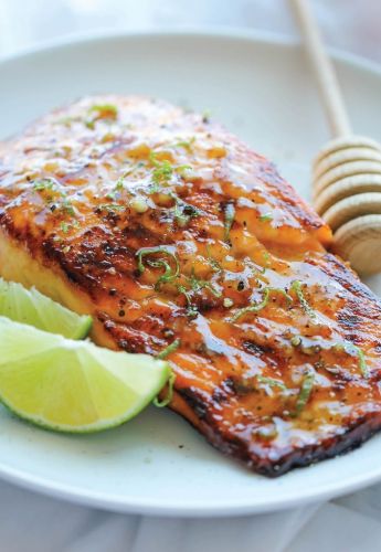 Salmón al horno confitado con miel y limón