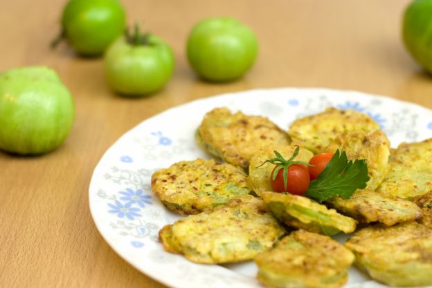 Buñuelos de tomate verde con harina de maíz y mezcla de especias