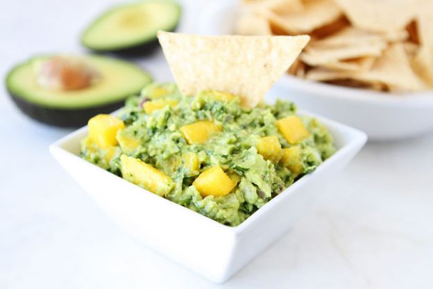 Ensalada de aguacate, salmón,  mango y cilantro