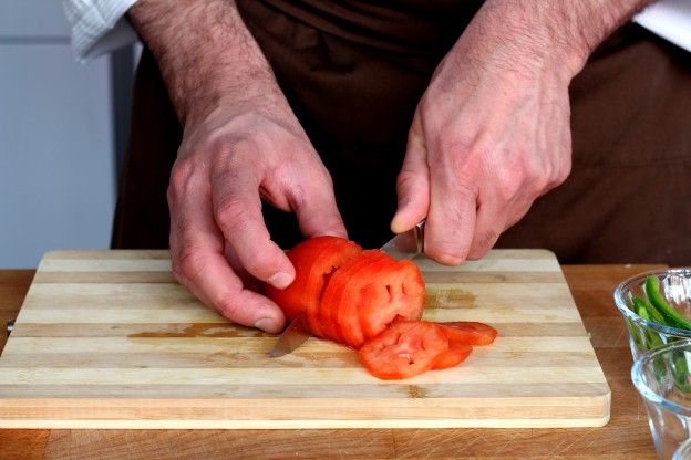 4. Cortamos los tomates en rodajas