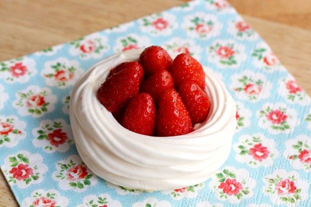 Copita de merengue y fresas