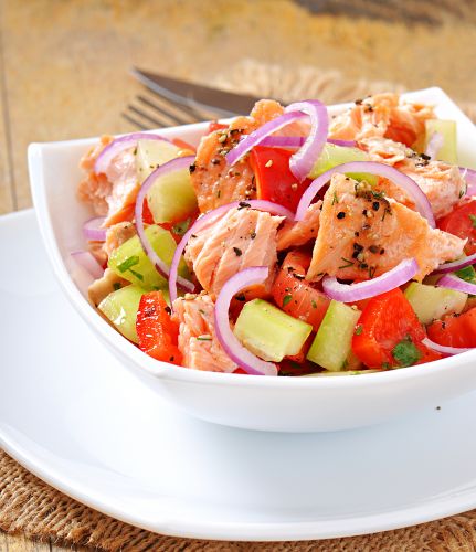 Ensalada de salmón con vegetales