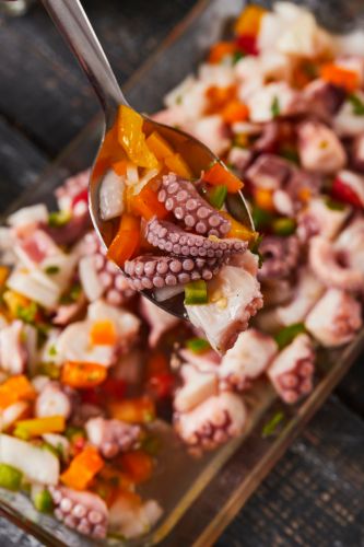 Ensalada de garbanzos con pulpo y pimientos