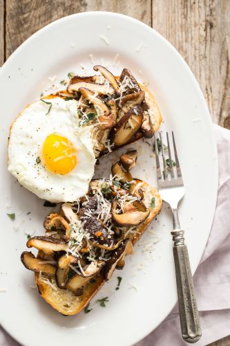 Tostada de setas Shiitake, huevo y ajo